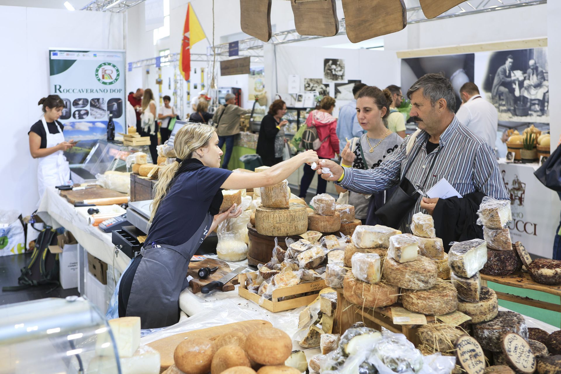 Uno stand di formaggi alla fiera Casearia di Agnone