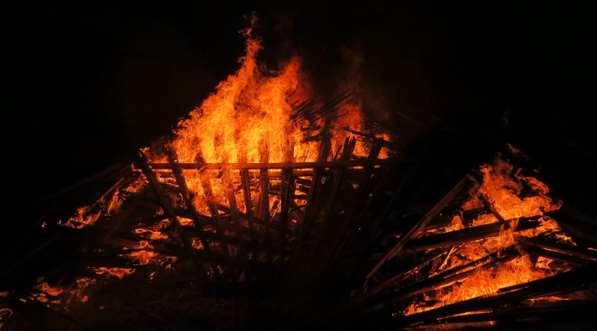 Fuochi accesi nella notte di Agnone durante gli Eventi del Fuoco