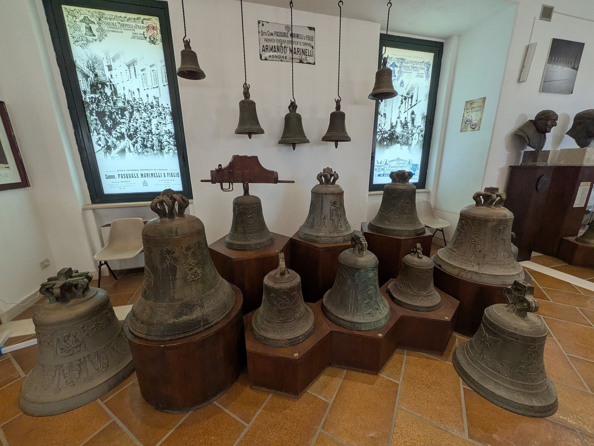 Campane in bronzo esposte nel museo della campana di Agnone