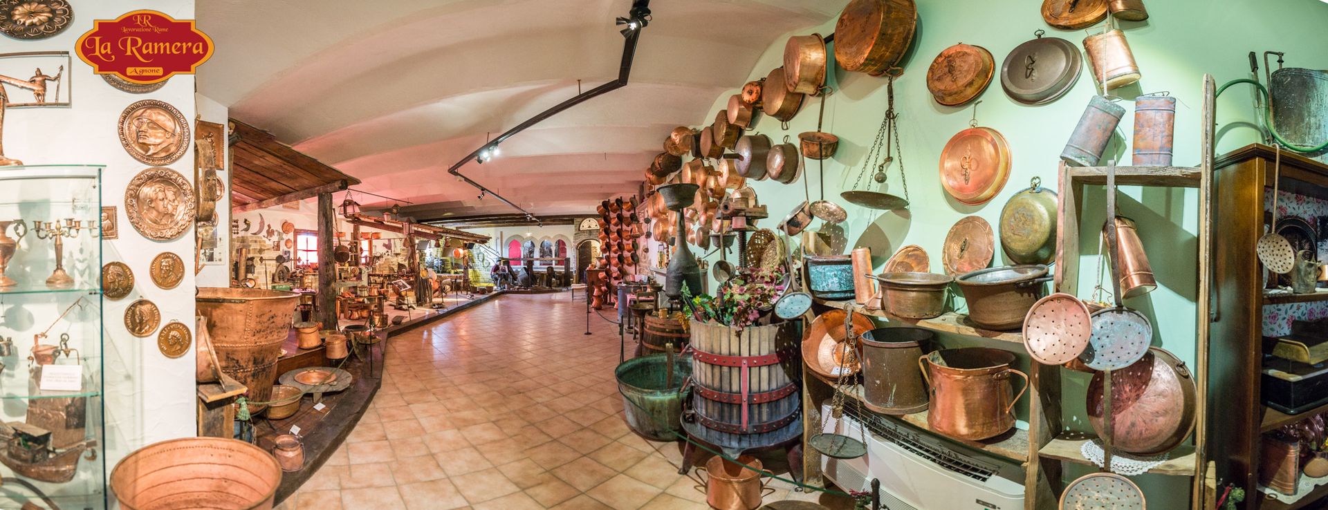 La sala del Museo Storico del Rame di Agnone, con paioli e conche appesi alle pareti