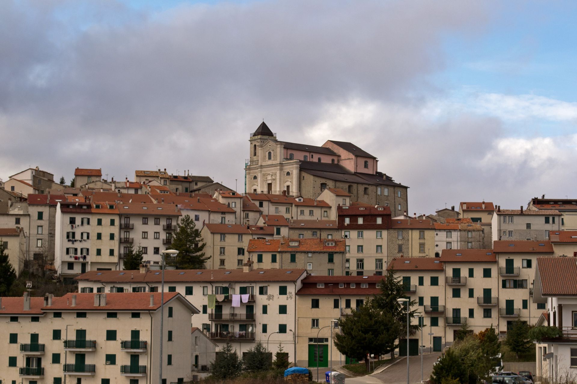 Il borgo di Capracotta sul crinale roccioso