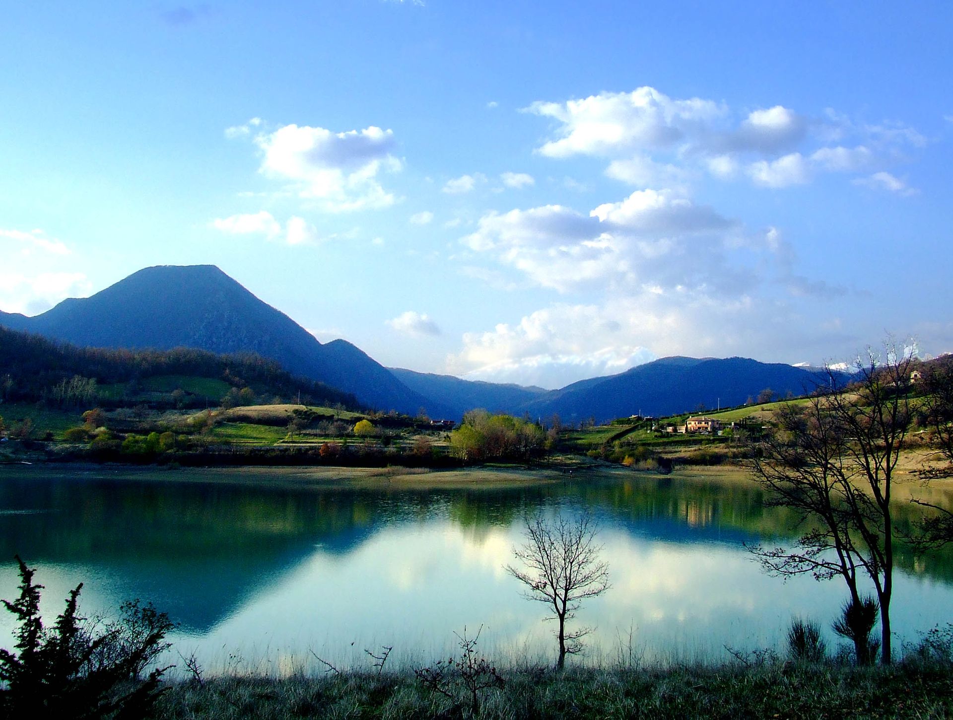 Lago di Castel San Vincenzo - Le Mainarde sullo sfondo