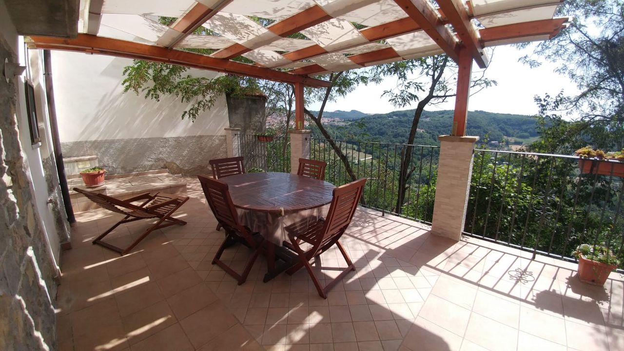 La terrazza del B&B Il Baglivo affacciata sulla valle