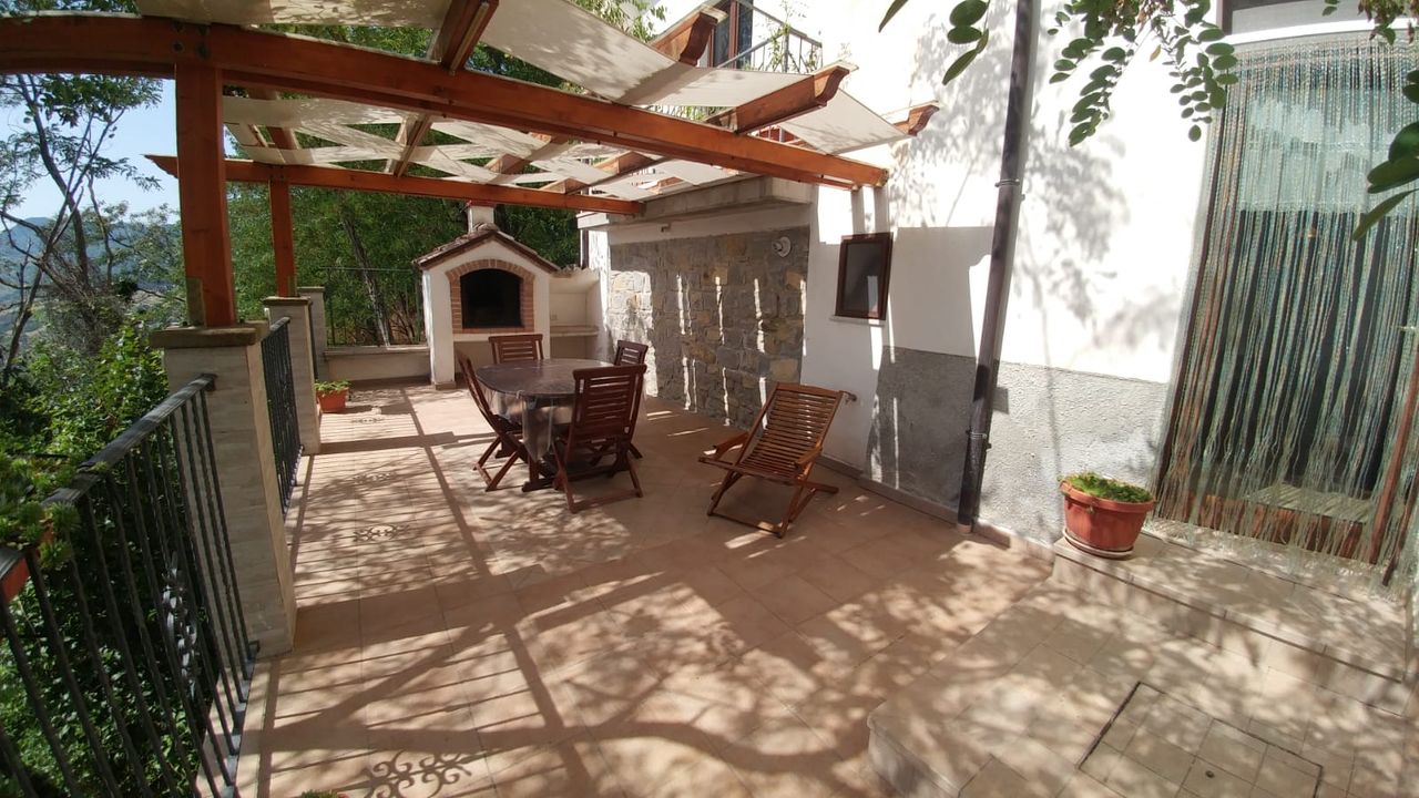 La terrazza privata del B&B con pergolato, forno a legna e vista sulla valle